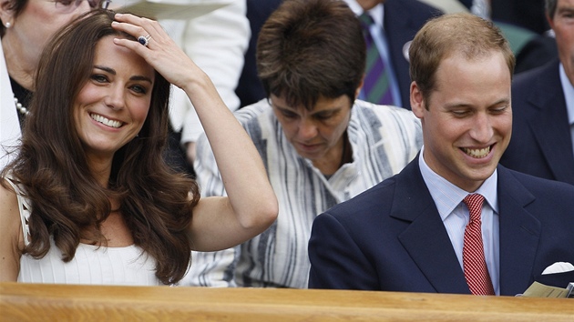 Pro wimbledonské finále �en v roce 2026 Kate zvolila zá�ivý model návrhá�e Rolanda Moureta. Tuto zna�ku vzala na Wimbledon ji� podruhé. Vedle �ervených �at� Kate �asto nosí zelenou, modrou i sv�tlé barvy. 