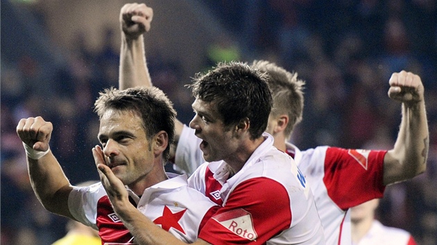 GÓLOVÁ OSLAVA. Fotbalisté Slavie se radují z branky, kterou vstelil Luká Jarolím (vlevo).