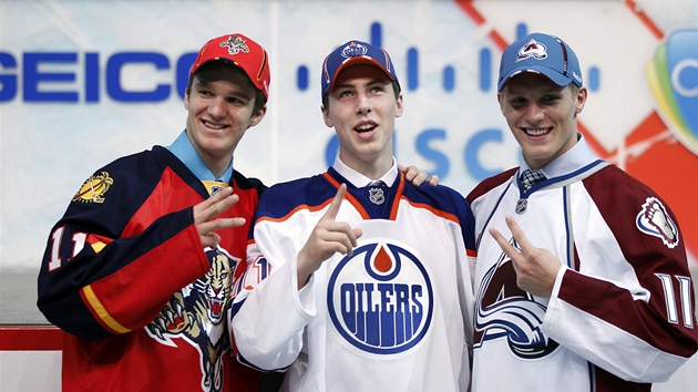 BUDOU Z NÁS HV�ZDY? Jedn�ka draftu NHL Ryan Nugent-Hopkins (uprost�ed), druhý