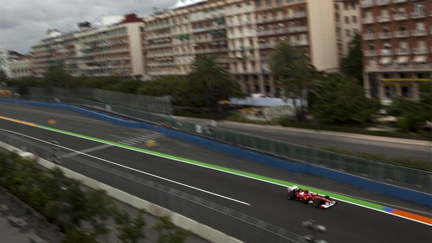 TO JE RYCHLOST. Fernando Alonso z Ferrari projídí pi tréninku tra Velké ceny