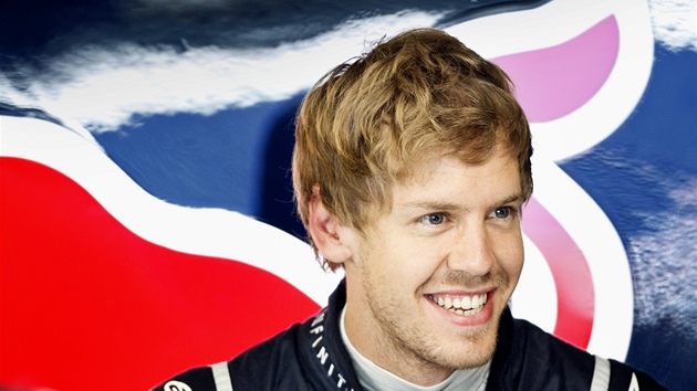 DOBRÁ NÁLADA. Sebastian Vettel ped startem tetího volného tréninku v rámci