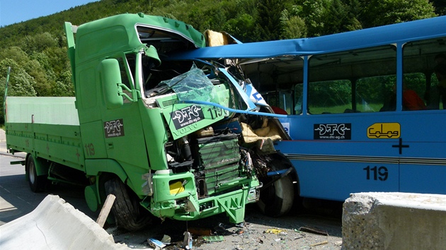 Crashtest autobusu: připoutejte se, až pojedete na dovolenou - iDNES.cz