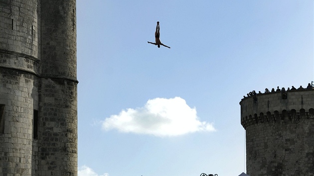 SKOK DO HLUBIN. Michal Navrátil obsadil v závod Red Bull Cliff Diving v La Rochelle druhé místo.