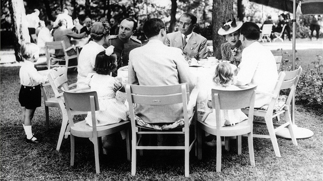 Joseph Goebbels hostí v roce 1939 na svém pozemku u jezera Wannsee jugoslávského prince Pavla Karadordeviče s princeznou Olgou. 
