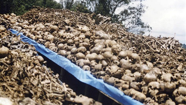 Hromady ostatků obětí genocidy v Kigali.