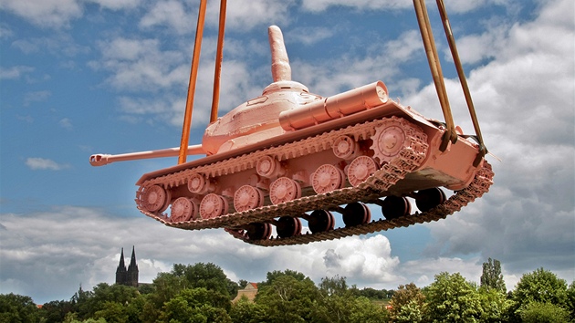 Nakládání růžového tanku od Davida Černého na ponton na Smíchově. (20. června 2011)
