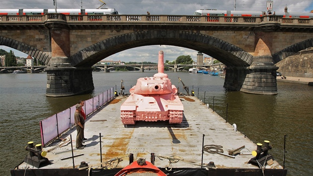Převoz růžového tanku na plovacím pontonu (20. června 2011)