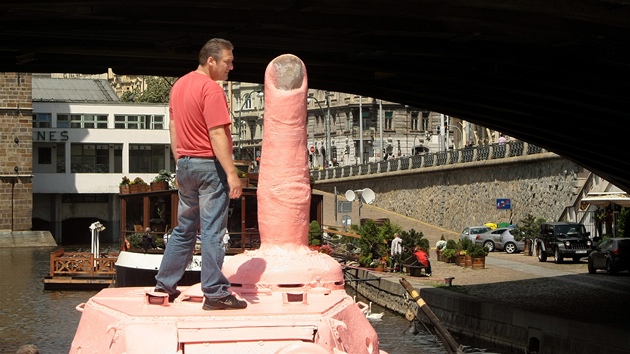 Převoz růžového tanku na plovacím pontonu. (20. června 2011)