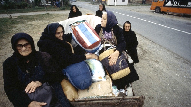 UPRCHLÍCI
Chorvatky prchají z města Dubica, které napadla bosenská armáda. Následkem války v bývalé Jugoslávii opustilo své domovy téměř 2 miliony uprchlíků.