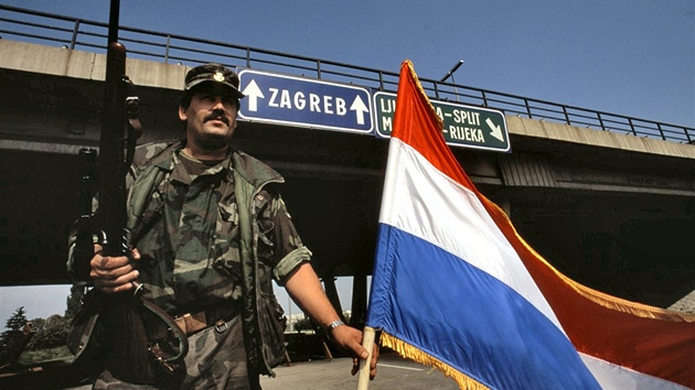 ZÁHŘEB
Chorvatský milicionář stráží zabarikádovanou silnici do Záhřebu.