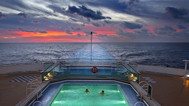 Bazén na zádi zaoceánské lodi Queen Mary 2.