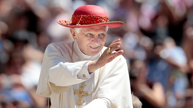 Pape Benedikt XVI. na Námstí svatého Petra ve Vatikánu. (15. ervna 2011)
