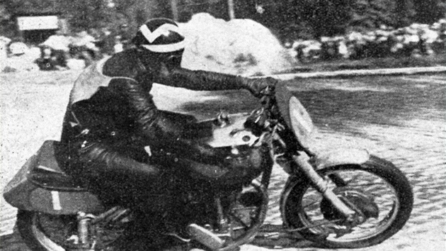 Antonín Vitvar pi historicky prvních motocyklových závodech v roce 1950