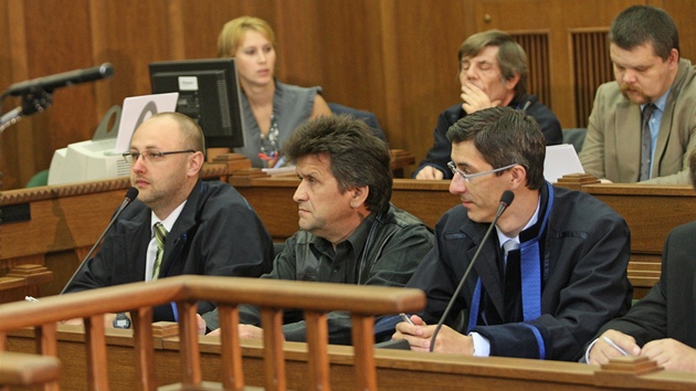 Na lavici obžalovaných sedí například vrchní stavbyvedoucí Petr Janouškovec (vpravo nahoře) a Ladislav Novický ze Správy silnic Moravskoslezského kraje (dole uprostřed).