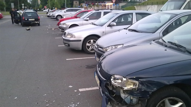 Opilý mu bez idiáku naboural v Ostrav na parkoviti nkolik automobil.