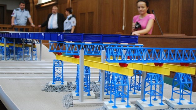 Model mostu ze Studénky v jednací síni.