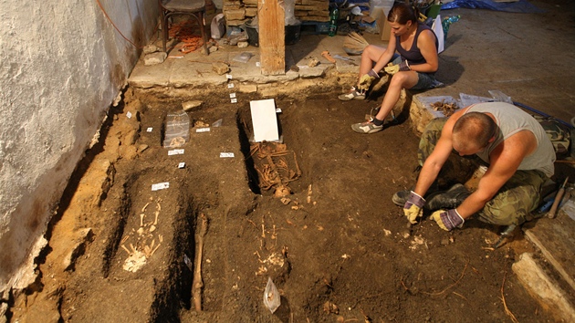 Archeologové při vykopávkách v kostele sv. Kateřiny ve Štramberku - Tamovicích.