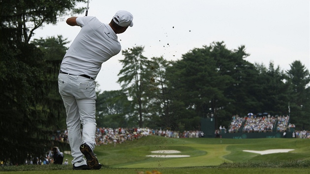 GOLFOVÉ US OPEN 2011 - Fredrik Jacobson zahájil poslední kolo skvle, ale forma védovi vydrela jen devt jamek, pak se na tkém hiti Congressional Country Clubu propadl.