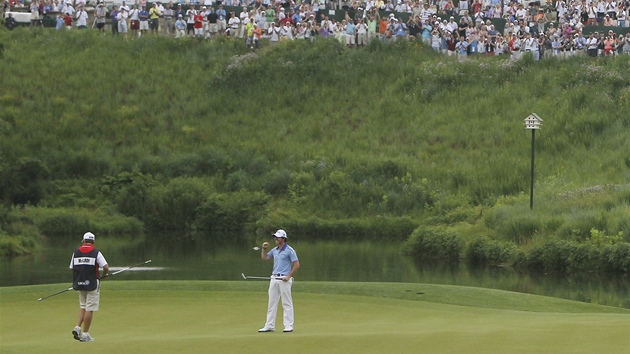 GOLFOVÉ US OPEN 2011 - Green osmnácté jamky hit Blue Course v Bethesd, klubovna v pozadí, vítzný Rory McIlroy dole. Severoirv triumf sledovalo na míst 50 tisíc divák.