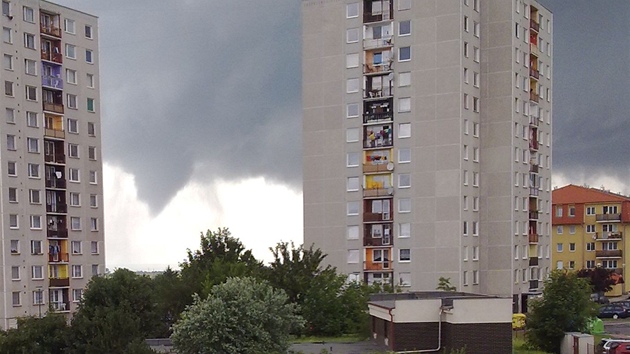 Tornádo nad Pardubicemi bylo dob�e viditelné i z chrudimského sídli�t� V�trník. (21. �ervna 2011) 
