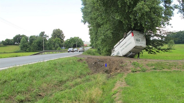 Nehoda dodávky u obce Lupenice. (25. ervna 2011)