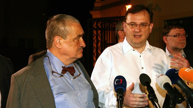 Karel Schwarzenberg a Petr Neas po jednání, na nm se TOP 09 rozhodla ukonit