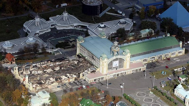 Levé křídlo Průmyslového paláce na Výstavišti zcela zničil požár (foto ze 17. října 2008).