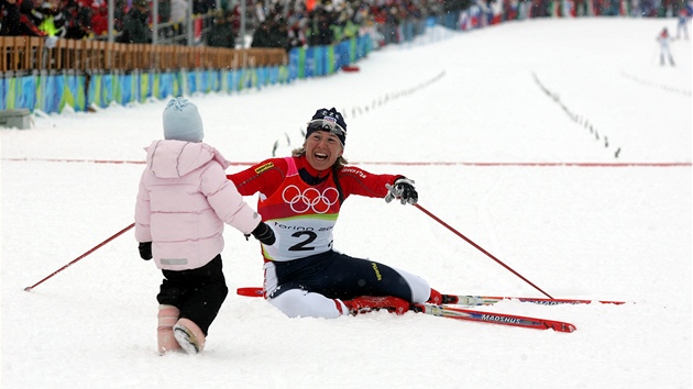 Slavný snímek Michala Riky. Kateina Neumannová s dcerou Lucií na olympijských hrách v Turín.