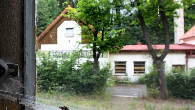 Polorozpadlá výletní restaurace Linhart, pohled ze sklenného pavilonu.