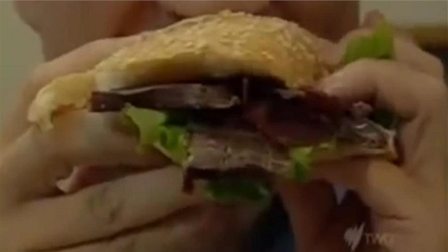 Maso z odpadních bílkovin pipravené jako chutný burger.