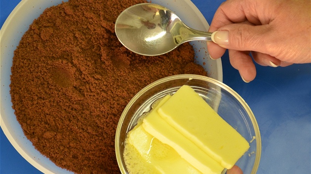 Kakaové sušenky rozmixujte a přidejte k ní rozehřáté máslo.