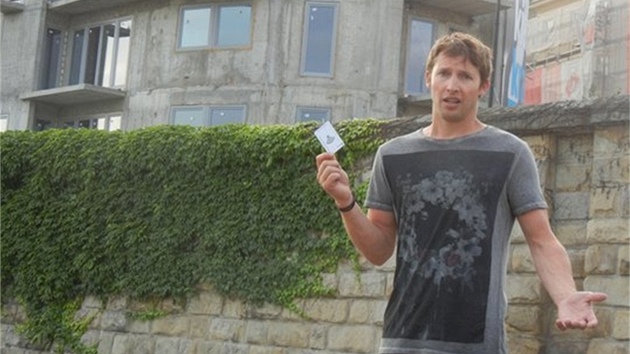 James Blunt ped novostavbou v Osvtimi