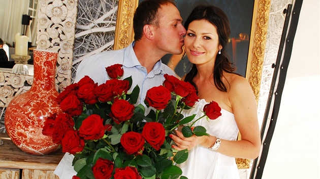 Jana Dole�elová dostala od svého snoubence k narozeninám t�icet rudých r��í