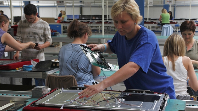 Montá� LCD televizor� v továrn� Changhong: osazení ti�t�nými spoji s