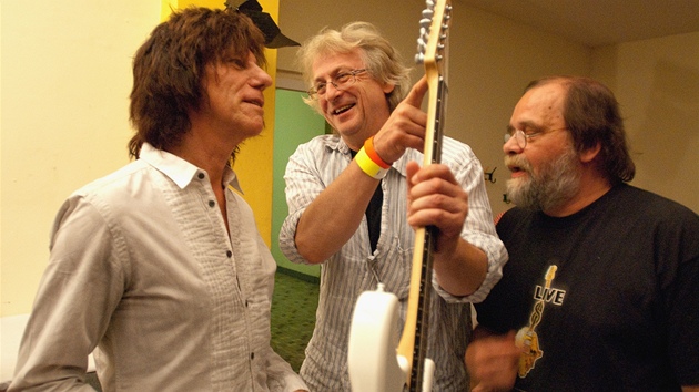 Peter Jurkovič (vpravo) a Stefan Milkov předávají Jeffu Beckovi kytaru