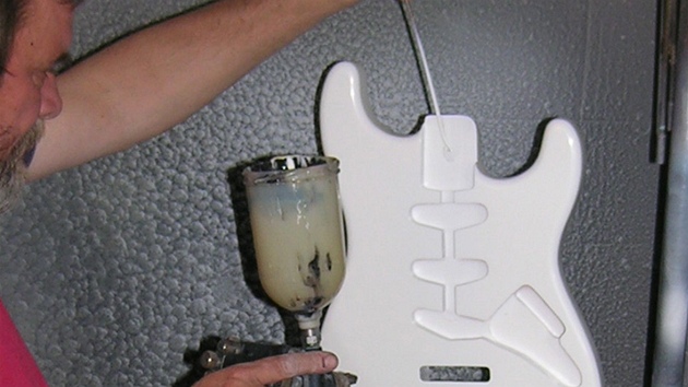 Peter Jurkovi� vyrábí kytaru pro Jeffa Becka (lakování t�la)