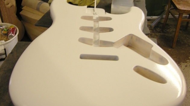 Peter Jurkovič vyrábí kytaru pro Jeffa Becka (hotové tělo)