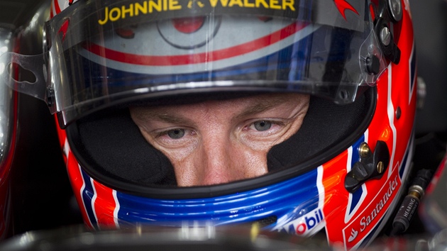 SOUSTEDNÝ VÝRAZ. Britský pilot Jenson Button ve slubách stáje McLaren se