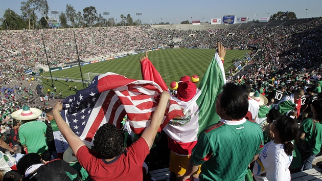 PLNÝ STADION. Fanouci Mexika a Spojených stát ped finále Zlatého poháru.