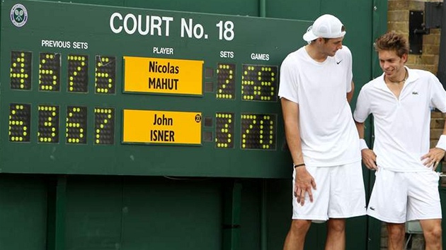 John Isner (vlevo) a Nicolas Mahut po nejdelím zápasu tenisové historie.