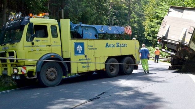 V serpentinách u Beova nad Teplou havaroval kamion. Pevrátil se a zstal