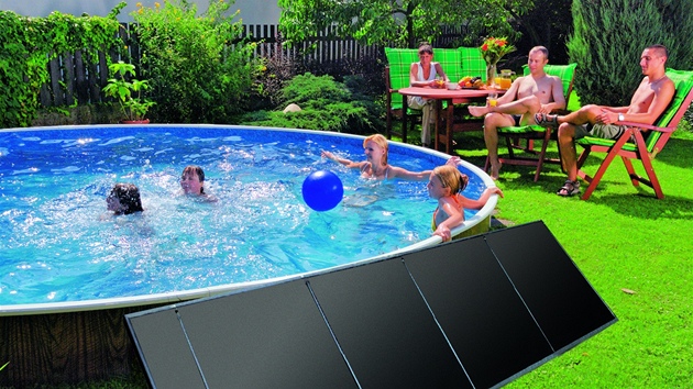 Solární panel lze jen opít u bazénu.