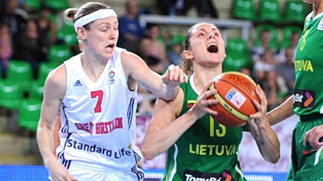 Litevská basketbalistka Sandra Linkevi�ieneová (vpravo) brán�ná Britkou Rachael