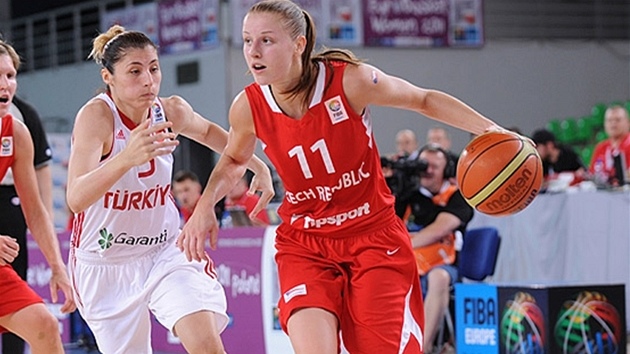 eská basketbalistka Kateina Elhotová (vpravo) pronika tureckou obranou.