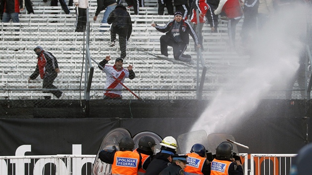 Fanouci týmu River Plate historicky první sestup slavného klubu do druhé ligy