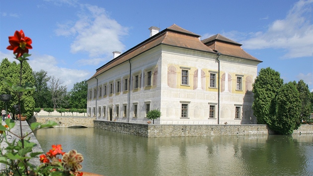 Po dlouholeté rozsáhlé rekonstrukci byl v pondělí znovu otevřen veřejnosti zámek Kratochvíle u Netolic na Prachaticku.