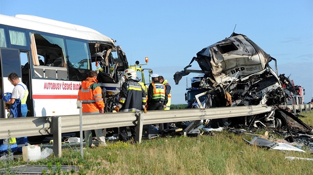 Pi nehod na maarské silnici zemel idi eského autobusu i slovenského kamionu.