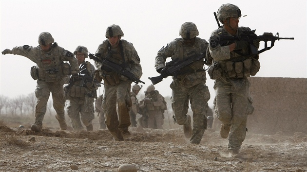 Amerití vojáci se na jihu Afghánistánu brání proti palb ozbrojenc z Talibanu