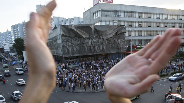 Potlesk je te� jedinou zbraní b�loruské opozice, i tu jim chce Luka�enkova