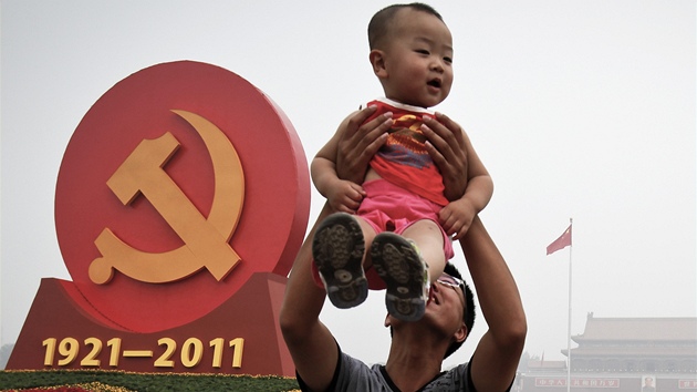 Číňané na pekingském náměstí Tchien-an-men oslavují devadesátiny komunistické...